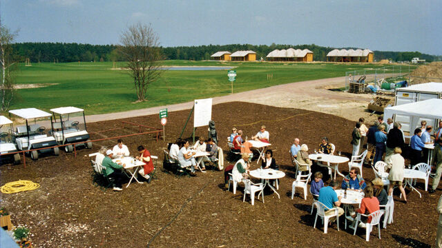 Die „Terrasse“ (heute Parkplatz) der Gastronomie im Baucontainer unter der Leitung des ersten Pächters Sven Hoge